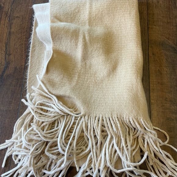 Elegant Cream Throw Blanket / Shawl - Picture 5 of 6